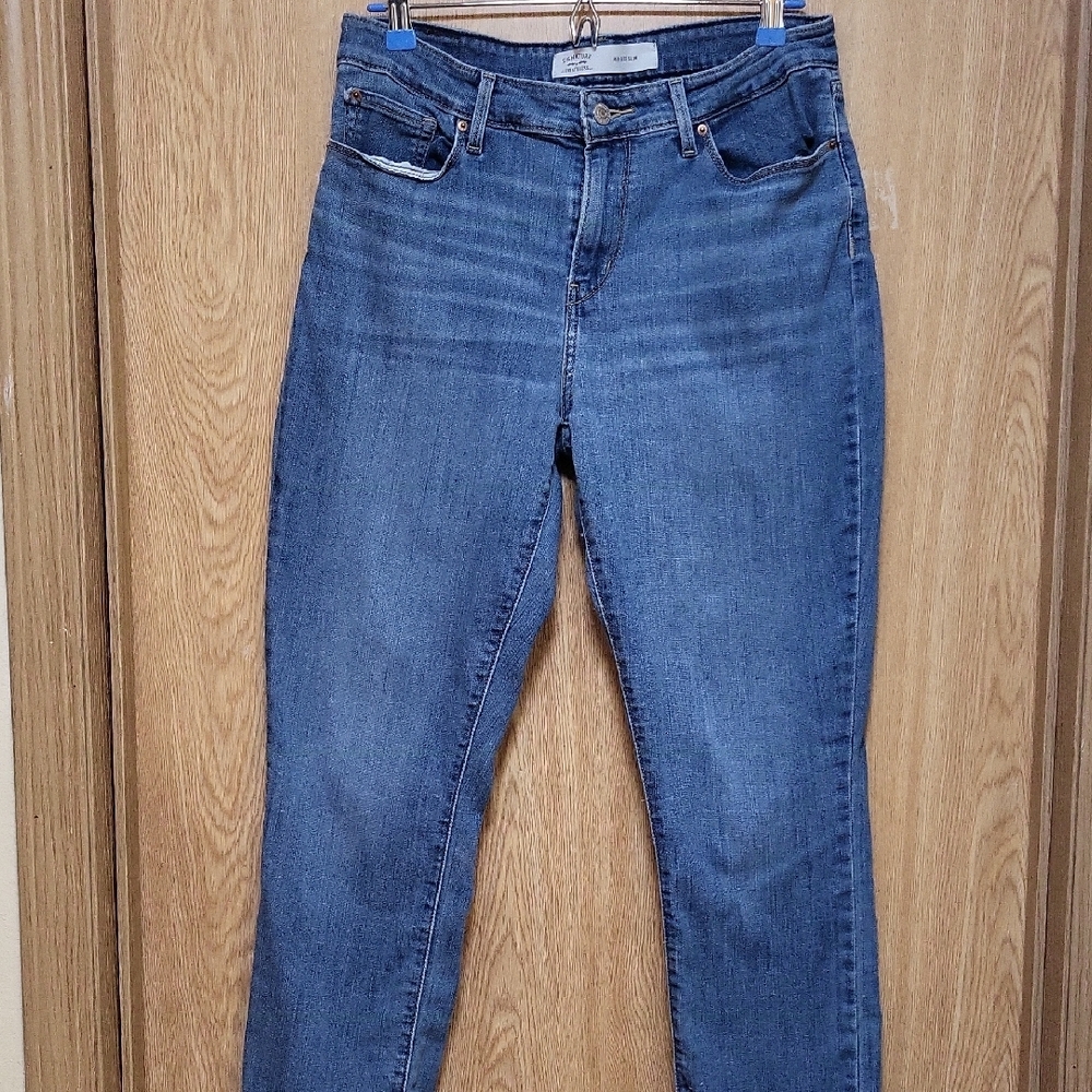 Classic Blue Women's Jeans, Signature Levi Strauss, Mid Rise Slim